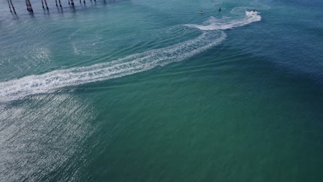 Jetskifahrer-Und-Surfer-Amüsieren-Sich-An-Einem-Sonnigen-Sommertag-Am-Letitia-Beach---Tweed-Sand-Bypass,-Nsw,-Australien
