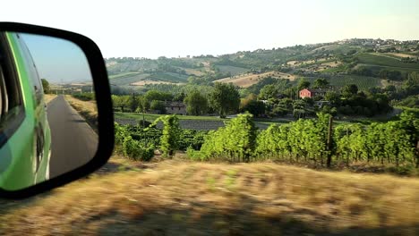 Blick-Auf-Die-Italienischen-Weinberge-Aus-Einem-Auto,-Das-Durch-Die-Hügelige-Landschaft-Fährt