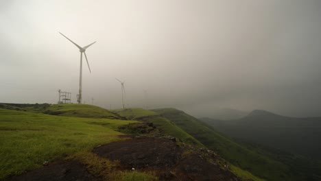 Nubes-Y-Niebla-Que-Pasan-A-Través-De-Turbinas-De-Viento-En-La-Cumbre-De-La-Cordillera-En-Sahyadri,-India