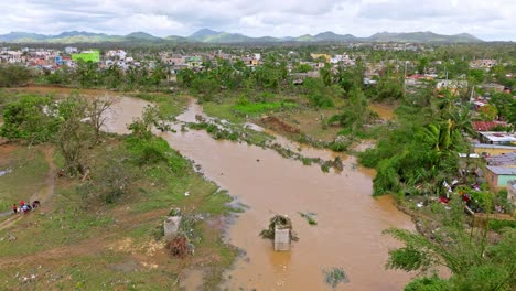 Überflutung-Des-Yuma-Flusses-Und-Zerstörung-Der-Gemeinde-Los-Platanitos-In-Der-Dominikanischen-Republik-Nach-Dem-Hurrikan-Fiona
