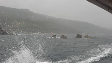 Barco-Navegando-En-Mares-Agitados-Tifón-Lluvia-Monzón-Cámara-Lenta-4k