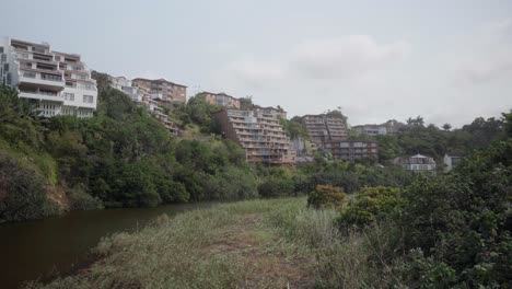 Buildings-on-an-embankment-above-the-river