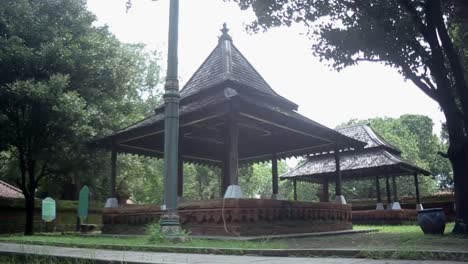 Wooden-pavilion-architecture-of-the-inner-court-of-ancient-old-palace-of-Keraton-Kasepuhan-Cirebon,-West-Java,-Indonesia