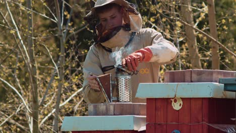 Beekeeper-prepares-smoke-to-calm-the-bees