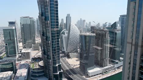 4k:-Rascacielos-Del-Paisaje-Urbano-Del-Distrito-De-La-Bahía-De-Negocios-De-Dubai-Con-Edificios-Modernos,-Con-Vistas-Al-Burj-Khalifa