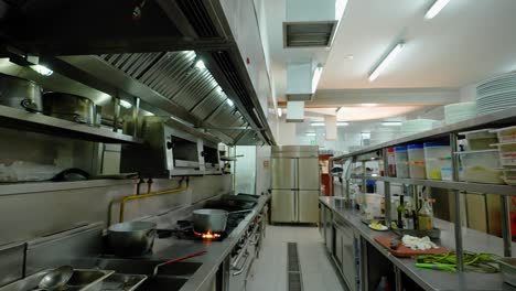 Ein-Großes-Restaurant-Küche-Gimbal-Slow-mo-4k