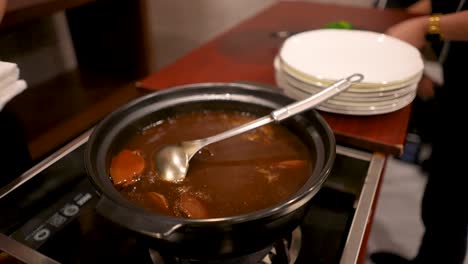 Servieren-Von-Asiatischem-Curry,-Orientalisches-Gericht,-Küche-In-Zeitlupe,-4k
