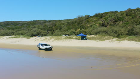 4wd-Auto,-Das-Am-Sandstrand-Entlang-Fährt,-Vorbei-An-Campingplätzen-Auf-Double-Island-Point,-Queensland,-4k-Drohne