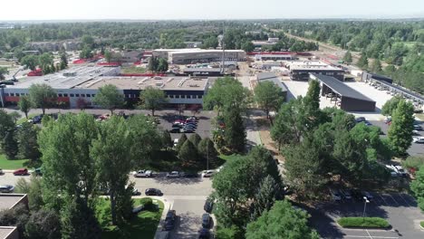 Drohnenvideo-Eines-Modernen-Industrieparks-In-Fort-Collins,-Colorado