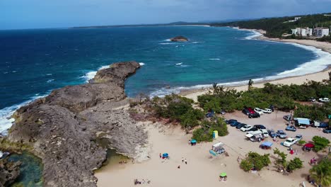Mar-Chiquita-Ist-Ein-Wunderschöner-Strand-In-Einer-Buchtähnlichen-Umgebung-In-Der-Nähe-Von-Arecibo-Puerto-Rico