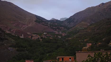 Valle-De-Imlil-En-Las-Montañas-Del-Alto-Atlas-Marroquí,-Detalle-A-Gran-Angular,-Alejar-La-Toma