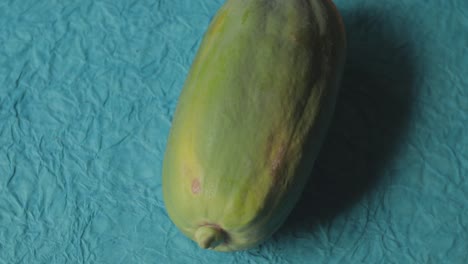 Frische-Papaya-Frucht-Isoliert-Auf-Blauem-Hintergrund
