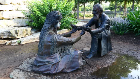 Diese-Statue-Befindet-Sich-Auf-Dem-Marktplatz-In-126-W-Main-St,-Fredericksburg,-Tx-78624