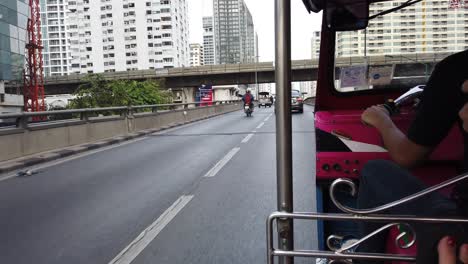 Paseo-En-Tuktuk-Por-Las-Calles-De-Bangkok-Disfrutando-De-Los-Lugares-De-Interés-Locales