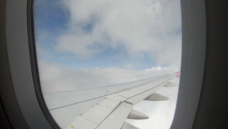 Avión-Entrando-En-Pequeñas-Nubes-Brumosas