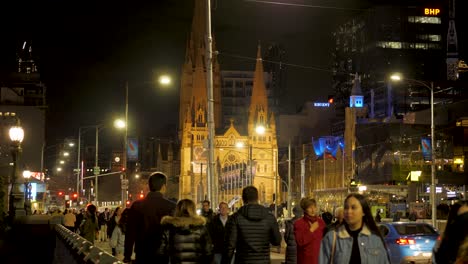 Gente-Caminando-En-El-Puente-De-La-Princesa-En-Melbourne-Durante-La-Noche-Durante-La-Temporada-De-Invierno