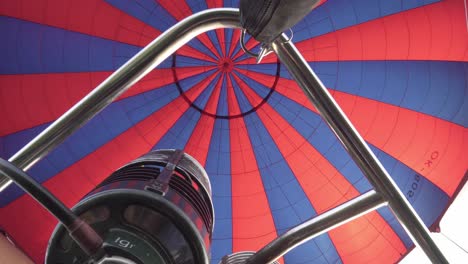 Aufblasen-Des-Heißluftballons,-Detail-Der-Flammen-Und-Brenner-Während-Des-Fluges,-Filmaufnahme