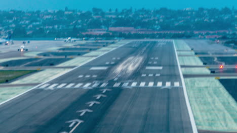 Zeitraffer-Von-Flugzeugen,-Die-Am-Internationalen-Flughafen-Von-San-Diego-Landen-Und-Starten