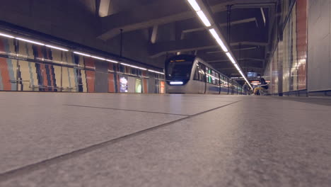 Editorial,-Toma-Establecida-En-4k-Del-Metro-Subterráneo-Acercándose-A-La-Estación-Y-Gente-Bajando