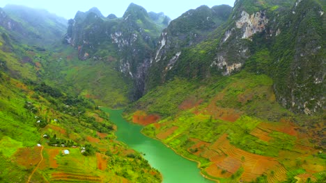 Luftaufnahme-Des-Herrlichen-Nho-Que-Flusses-Mit-Seinem-Türkisblauen-Grünen-Wasser-Im-Wunderschönen-Ma-Pi-Leng-Pass-In-Nordvietnam