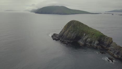 Hermosa-Vista-Aérea-De-Formaciones-Rocosas-Irregulares-Que-Se-Extienden-Hacia-El-Mar-Desde-Dunmore-Head-En-Irlanda-A-Lo-Largo-Del-Salvaje-Camino-Atlántico