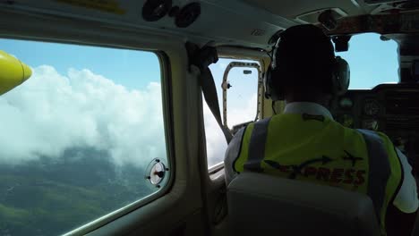 Sitzen-Hinter-Dem-Piloten-In-Einem-BN2-Propellerflugzeug-Der-Inselbewohner,-Das-über-Die-Karibische-Insel-Grenada-Fliegt