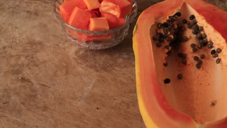 Geschnittene-Frische-Papaya-Auf-Einem-Tisch