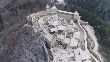 Obenliegende-Luftaufnahme-Der-Zitadelle-Von-Rasnov-In-Rumänien
