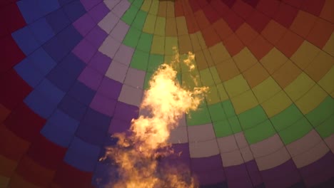 Slomo-Clip-Des-Feuers-In-Einem-Heißluftballon,-Während-Sich-Die-Kamera-Langsam-Bewegt