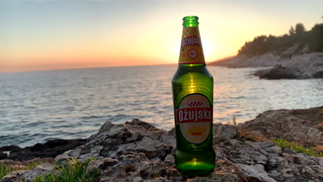 Cerveza-Croata-Ožujsko-Frente-A-La-Hermosa-Puesta-De-Sol-En-El-Adriático-Croacia