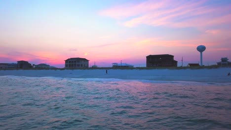 Eine-Drohne-Bewegt-Sich-Sanft-Entlang-Und-Enthüllt-Die-Wunderschöne-Küstenlinie-Von-Florida-Bei-Sonnenuntergang