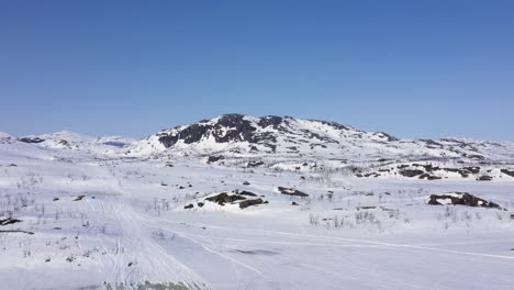 Luftaufnahme-Des-Schneebedeckten-Berges-In-Der-Großen-Berglandschaft