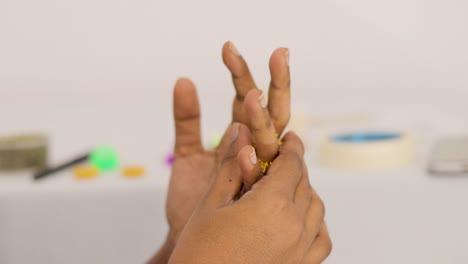 Nahaufnahme-Der-Hände,-Die-Eine-Massage-Mit-Sujok-Ringen-Machen