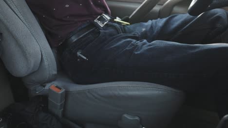 Un-Joven-Conductor-Se-Abrocha-El-Cinturón-De-Seguridad