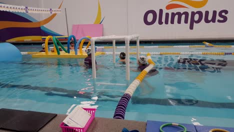 Kind-Beim-Unterricht-Mit-Geländer-In-Der-Schwimmschule-&quot;olimpia&quot;.