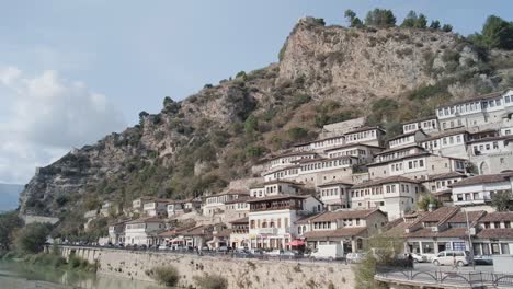 Berat,-Albanien---Berat,-Stadt-Der-Tausend-Fenster-Und-Unesco-welterbestätte-Von-Albanien
