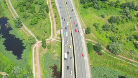 Tráfico-Pesado-En-La-Carretera,-Autos-Rápidos-Que-Viajan-En-La-Carretera,-Fondo-De-Transporte-De-Velocidad-Abstracta