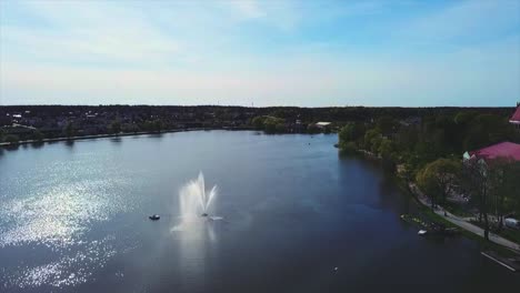 Drohne,-Die-Einen-See-Vorwärts-Fliegt