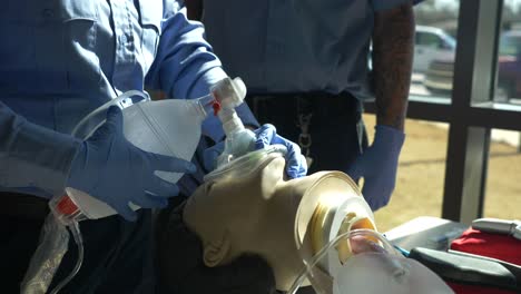 Medizintechniker-Praktiziert-Medizinische-Wiederbelebungsbehandlung-An-Einer-Menschlichen-Puppe-Mit-Airbag