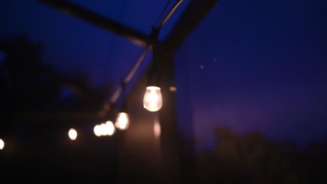 Edison-Glühbirnen-Lichterkette-In-Der-Nacht-Unter-Blauem-Himmel