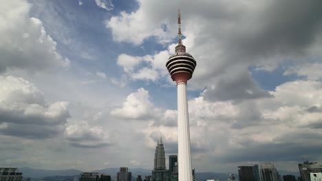 Ein-Schwenk-Von-Kuala-Lumpur-Turm-Und-Geschäftsviertel-Mit-Bewölktem-Himmel-Hintergrund