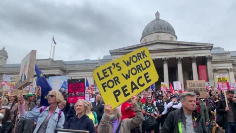 Demonstranten-Halten-Große-Schilder-Beim-Protest-Gegen-Trump-Im-Zentrum-Von-London-Hoch