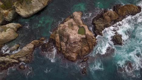 Luftaufnahme-Von-Felsen-Und-Wellen-An-Der-Zentralkalifornischen-Küste-In-Der-Nähe-Von-Big-Sur-Auf-Route-Eins