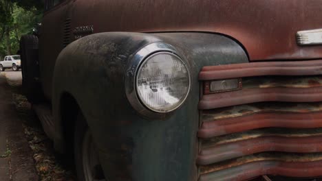 A-detail-shot-of-the-headlight-on-a-rusty-old-car