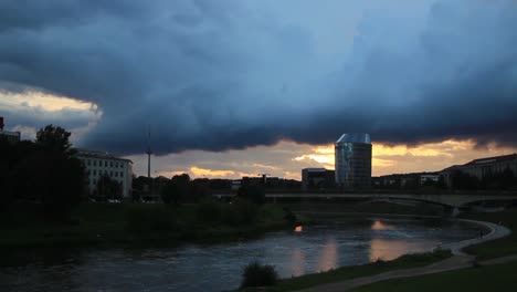 Sonnenuntergang-Wolken-über-Der-Brücke-Und-Dem-Fluss-Neris-In-Der-Hauptstadt-Vilnius,-Litauen,-Baltikum,-Europa-1