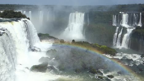 Magníficas-Cataratas-Del-Iguazú,-En-La-Frontera-Brasil-Argentina