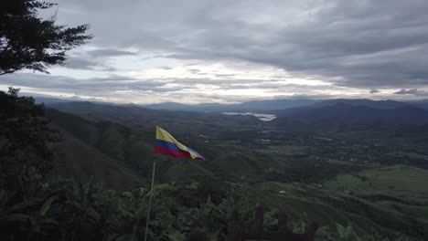 Aussichtspunkt-Mit-Blick-Auf-Berge-Und-Felder-Im-Ländlichen-Kolumbien---Drohnenaufnahme