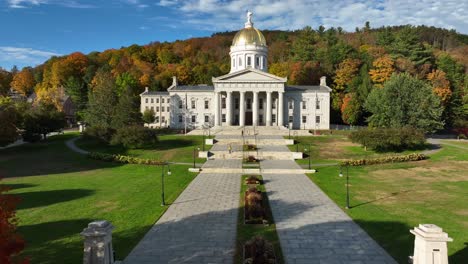 Vermont-State-House,-Umgeben-Von-Herbstbäumen