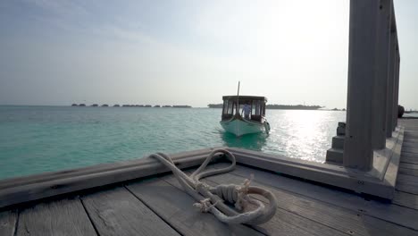 Malediven-Dhoni-Boot,-Das-Mit-Einem-Seil-Ins-Dock-Kommt