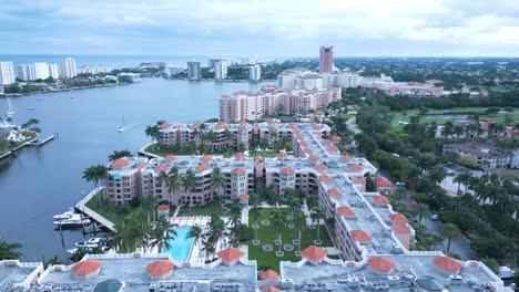 Luftaufnahme-Von-Boca-Raton-Resort-Und-Moderner-Wohnanlage-Am-Seeufer-Mit-Gebäuden-Am-Meer-Im-Hintergrund
